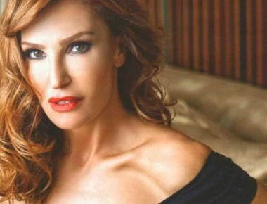 Βίκυ Χατζηβασιλείου: Ποζάρει με λευκό μαγιό και «αναστατώνει» τον ανδρικό πληθυσμό (φωτο)